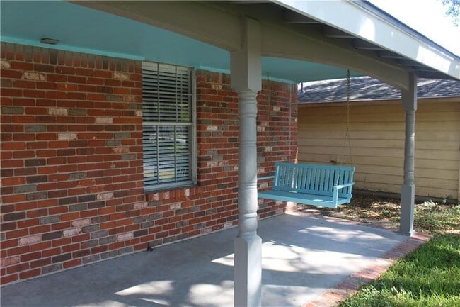 Building Photo - 3006 Maplelawn Cir