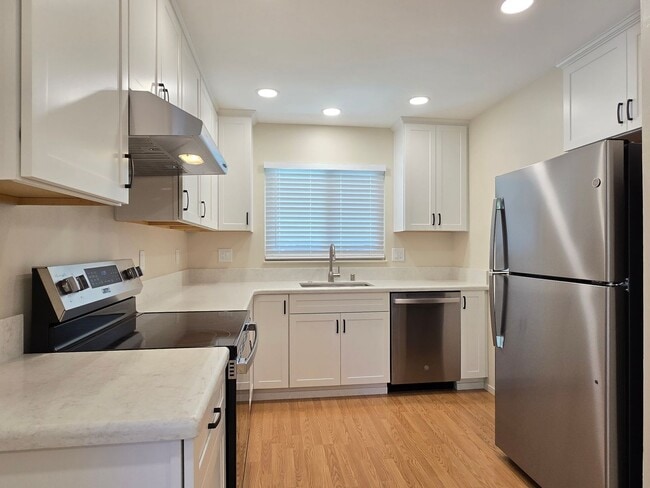 Building Photo - Renovated Home with New Kitchen, Stainless...