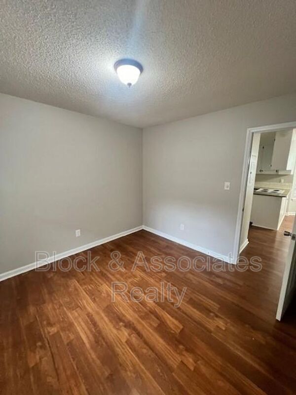 Foto del edificio - 304 W Wyatts Pond Ln