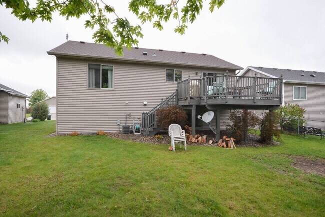Building Photo - Exceptional home in Badger Ridge area of Rochester!