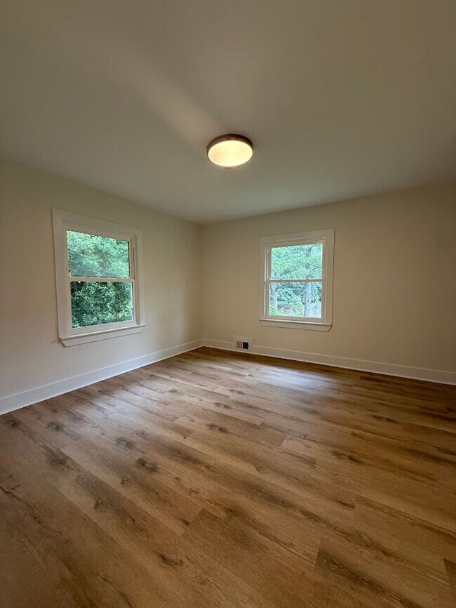 Foto del edificio - 5 Bed 3 bath in Atlanta!