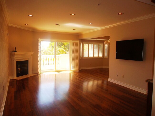 Building Photo - Luxurious condo with top of the line appli...