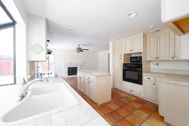 Building Photo - Beautiful 4 Bedroom home in the Heart of C...