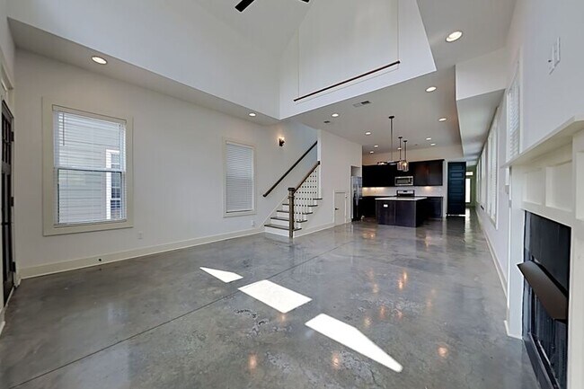 Building Photo - 2425B Inga St