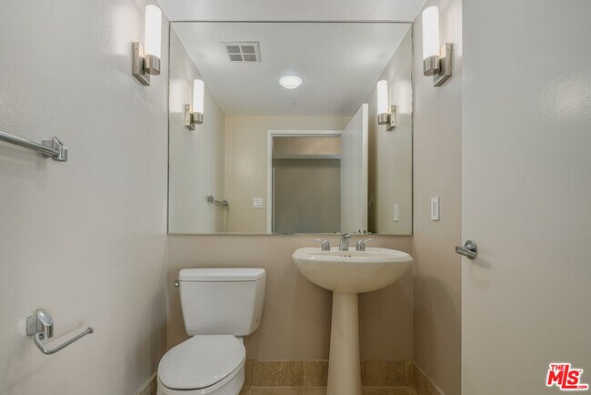 Building Photo - 13600 Marina Pointe Dr