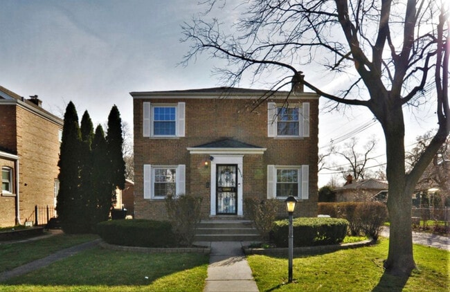 Photo - 6815 N Lowell Ave (Lincolnwood, IL) House