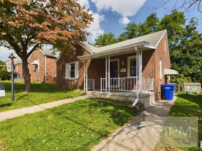 Foto del edificio - Charming 3BR Cape Cod Home in York Suburban Schools with Fenced Yard & Sunroom!!