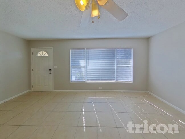 Building Photo - 1440 Overlea St