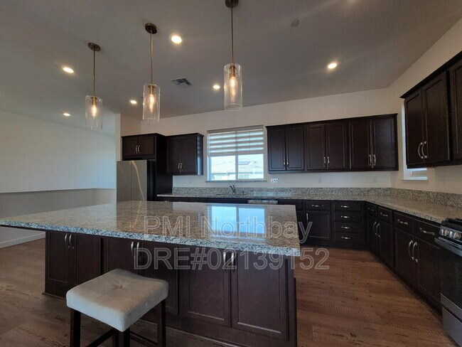 Building Photo - 2466 Shore Vis
