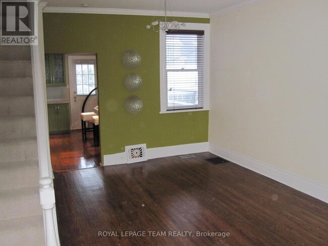 Building Photo - 35 Ivy Crescent