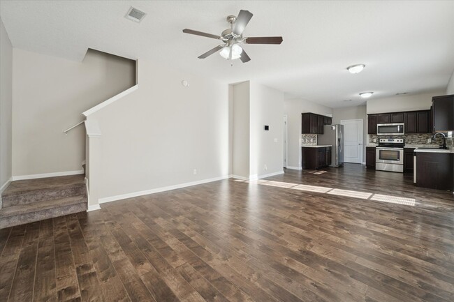 Building Photo - AVAILABLE NOW! (Pet Friendly)