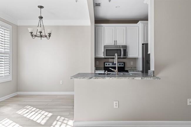 Building Photo - Southampton Condo in Mount Pleasant!