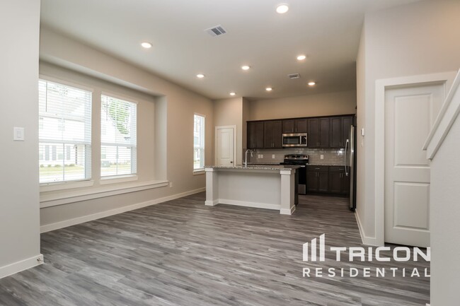 Building Photo - 9835 Willow Creek Commerce Dr
