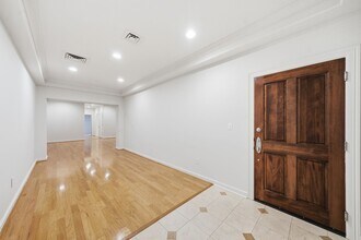 Building Photo - 914 Main St