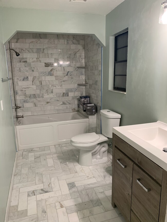 Master bathroom - 10928 NW 34th Pl