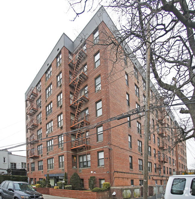 Foto principal - 1075 Sheepshead Bay Rd