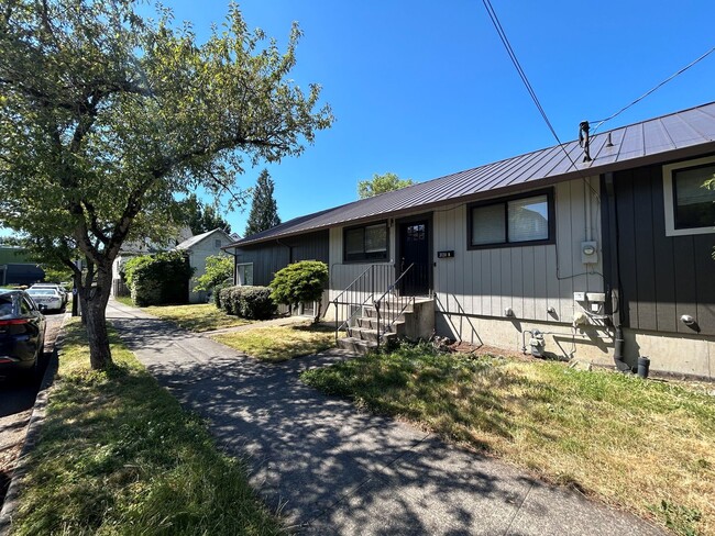 Building Photo - Completely Remodeled! Light Filled Rare Tw...