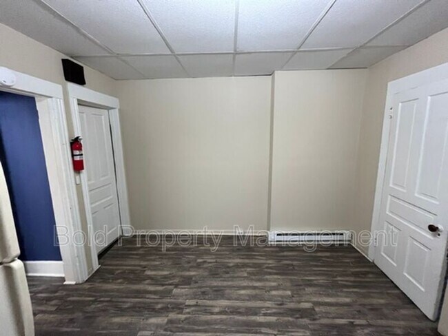 Building Photo - 611 Pear St