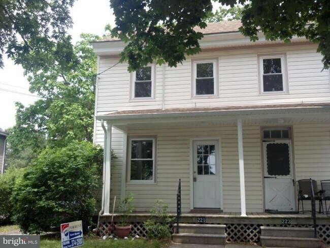Building Photo - 221 S Main St