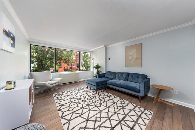 Foto del edificio - 305 C St NE