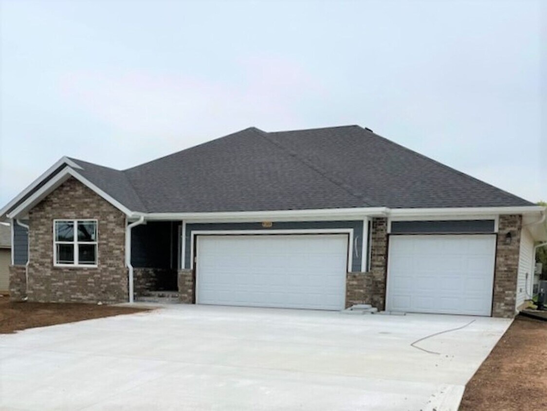 Foto principal - Beautiful Nearly New 3 Bed Home In Willard...