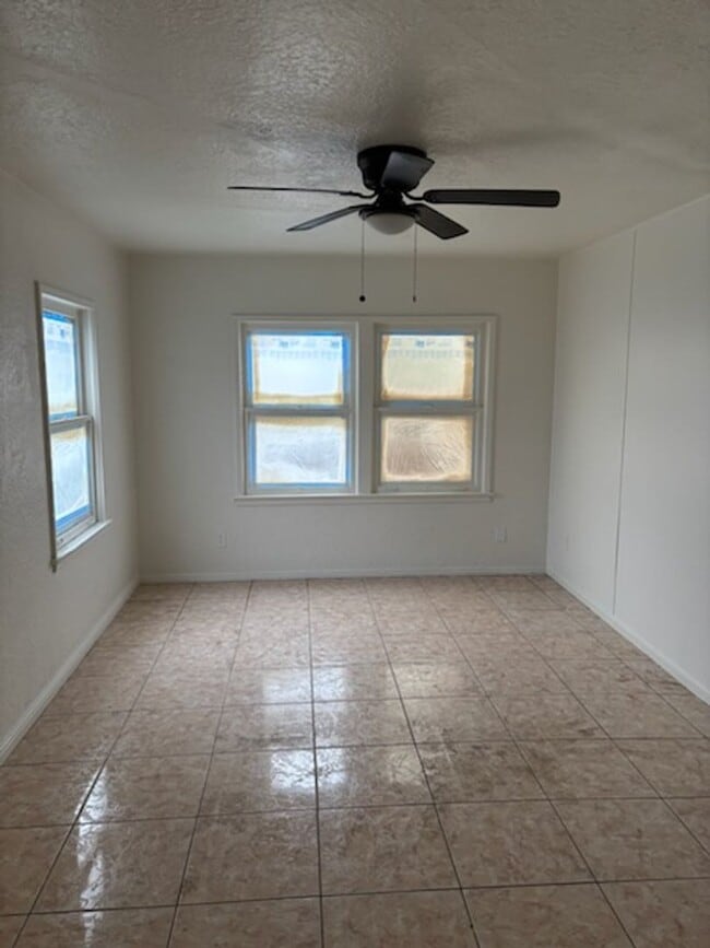 Building Photo - 2 bed 1 Bath in Oildale