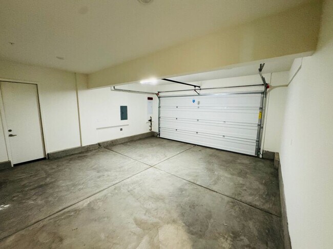 Building Photo - 8631 Mission Villa Dr