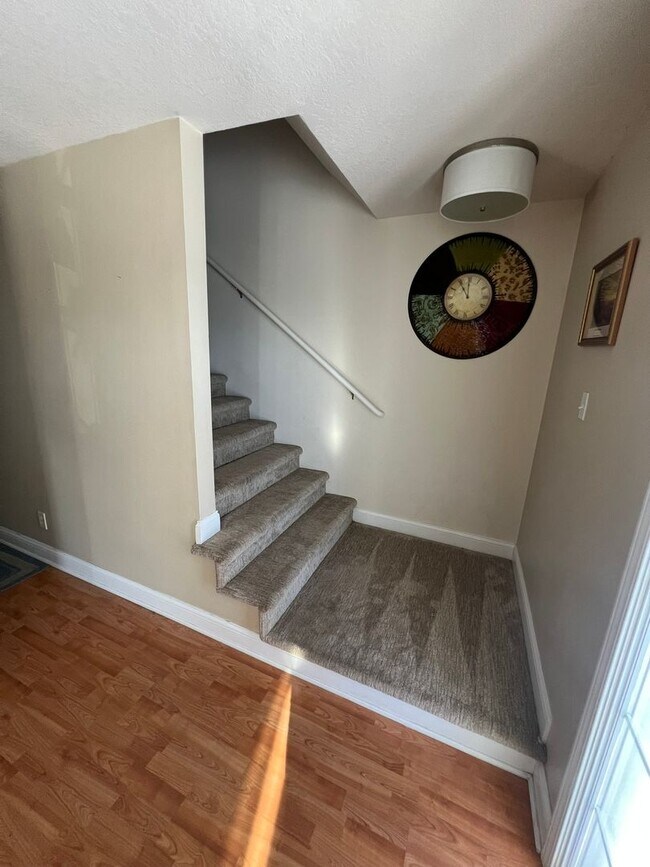 Foto del edificio - Great family home next door to Edwards Elementary in west Ames-4 bedroom 3 1/2 baths, 2 car garag...