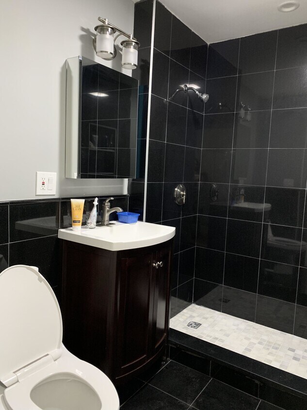 Building Photo - 147 Hillside St