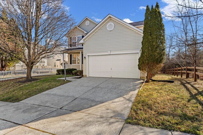 Foto del edificio - 4BR Columbia Home w/ Finished Basement, Deck & Open Green Space