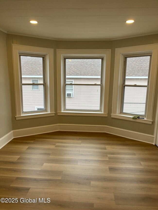 Building Photo - 606 Broadway