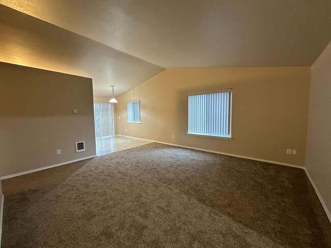 Building Photo - 3 Bedroom / 2 Bathroom Single Level Duplex in Madras