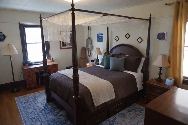 Foto del edificio - 3009 N Frederick Ave