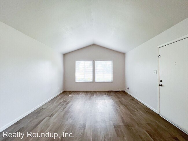 Building Photo - 2 br, 1 bath House - 8617 La Riviera Dr Un...