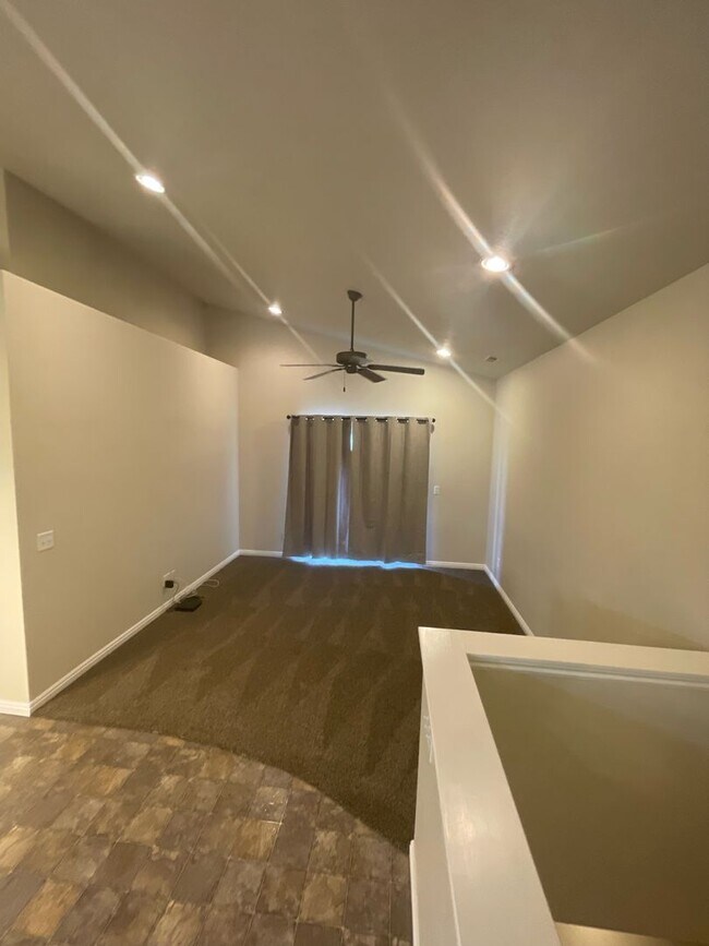 Foto del edificio - 1061 Canyon Meadow Dr