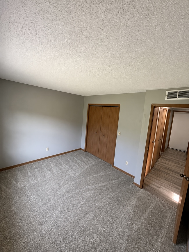 Building Photo - "2-Bedroom Duplex in Sidney, OH - 342 West Parkwood!"