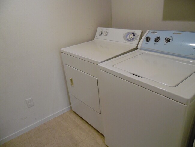 Building Photo - Stone Canyon - 3 bedroom townhome