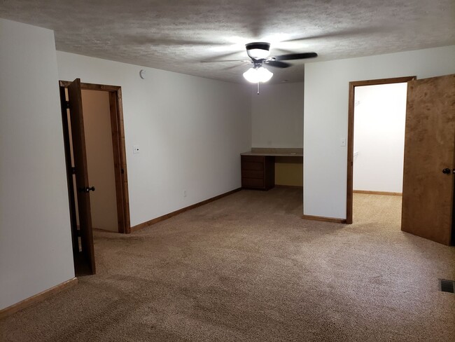Foto del edificio - Spacious 4-bedroom, 2 bath, 2 car garage w...