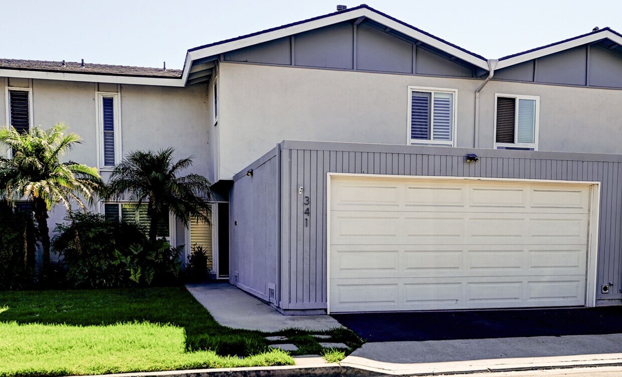 Primary Photo - Beautifully Remodeled 3 bedroom 2.5 bath t...