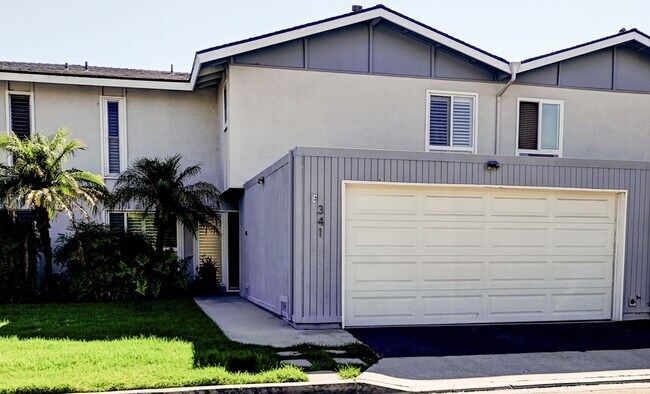 Foto del edificio - Updated, 3 bedroom 2.5 bath townhouse located in the Newport Riviera Community
