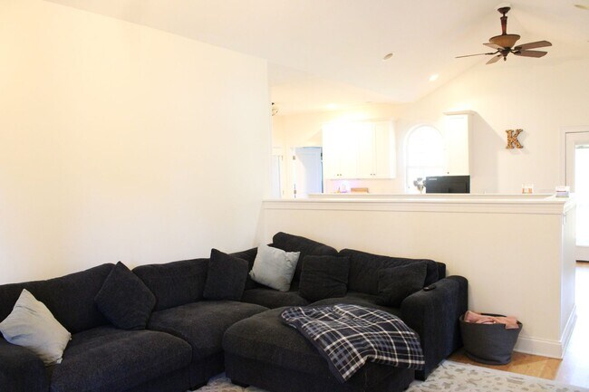 Foto del edificio - Charming 3BD, 2BA home with spacious yard and screened in porch