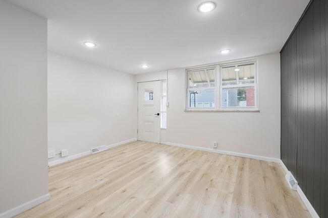 Building Photo - 138 S 17th St