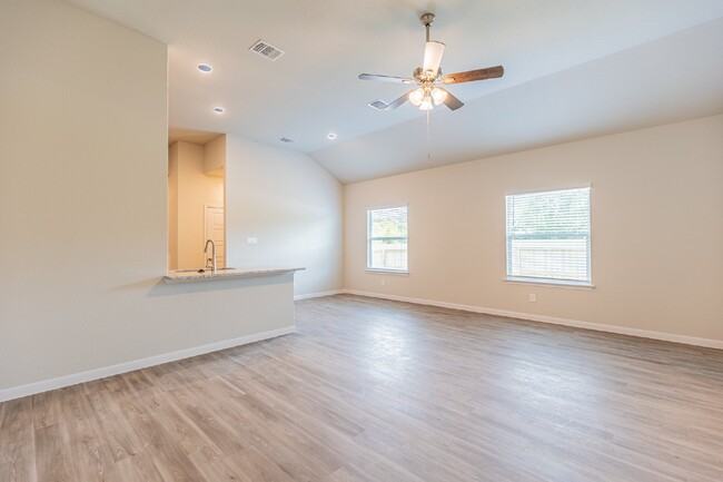 Building Photo - 479 Emma Dr