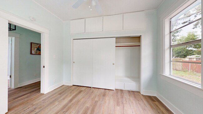 Building Photo - 1504 E 33rd Ave