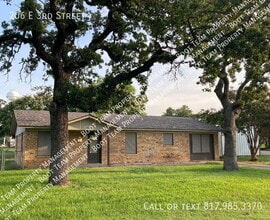 Building Photo - 206 E 3rd St