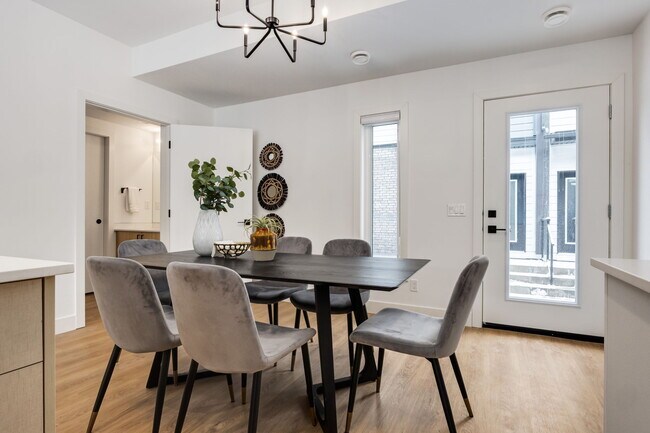 Photo du bâtiment - Modern 3-Bedroom Capitol Hill Townhome | Brand New + 1 Month Free