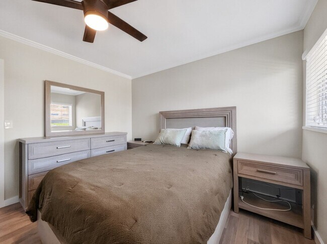 Building Photo - Just 200 feet from the beach + walk to 3rd Street South!