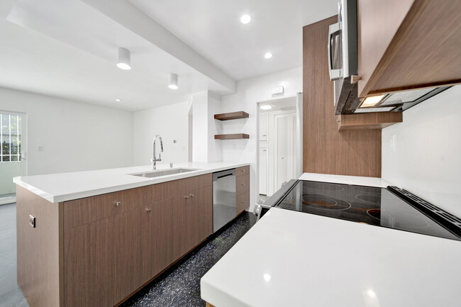 Building Photo - 7767 Hollywood Blvd