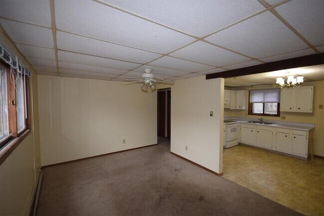 Building Photo - Nice 2 bedroom 1 bathroom lower unit