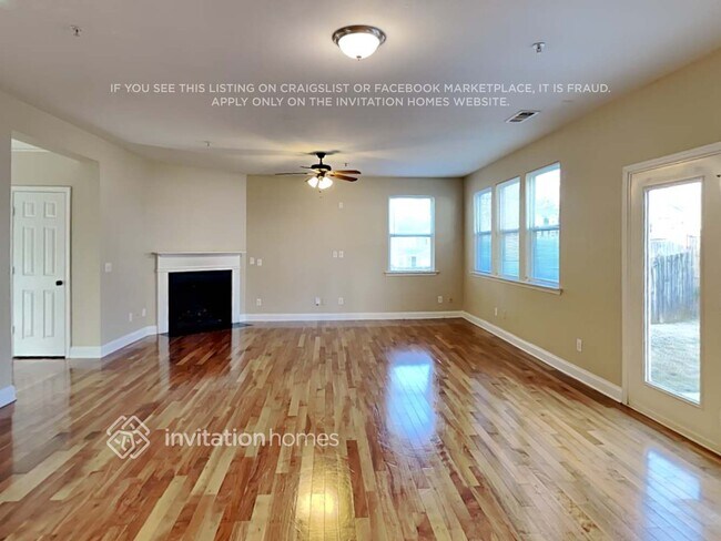 Foto del edificio - 380 Roseglen Dr NW